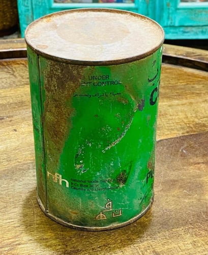 لهواة أغراض البقالة في المتحف؛ علبة حليب (البقرة ا...