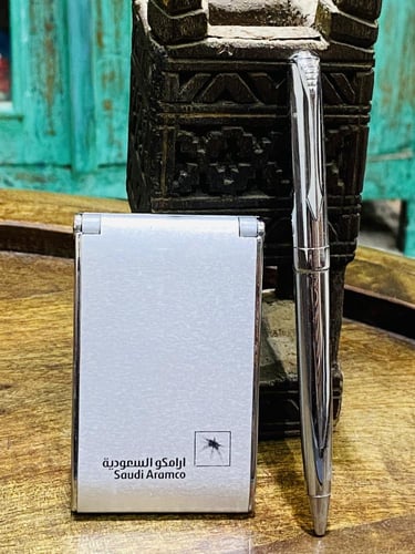 من البنود المميزة؛ مغلف بداخله آلة حاسبة أنيقة جدا...