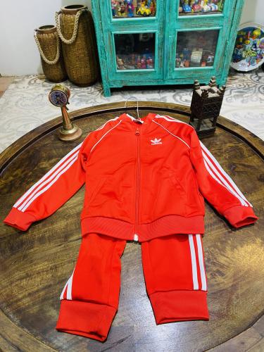 من البنود الشحيحة؛ طقم رياضي صغير (للأطفال) بلون م...