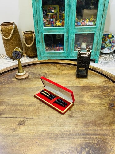 من النوادر؛ طقم أقلام بتصميم غريب ومميز؛ الأول قلم...