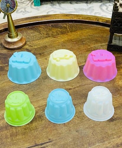 صحن كان يستخدم للكريمة بكلمات ترحيبية مثل هلا و مر...