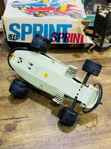 من البنود الشحيحة؛ سيارة سباق مصنوعة من الصاج والب...