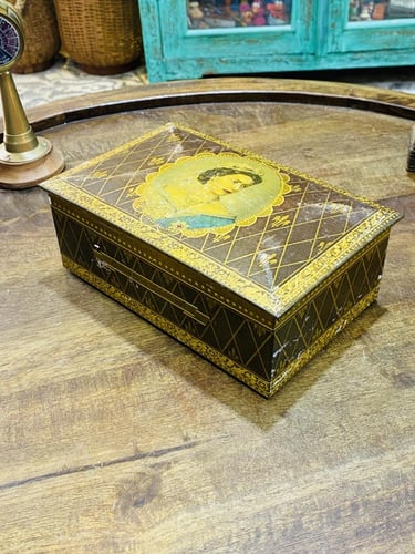 من البنود الشحيحة؛ علبة معدنية أصلية قديمة تذكارية...