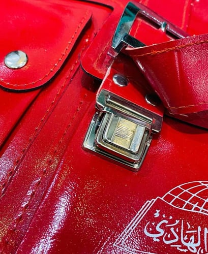 من البنود الشحيحة؛ شنطة مدرسية مصنوعة من الجلد بلو...