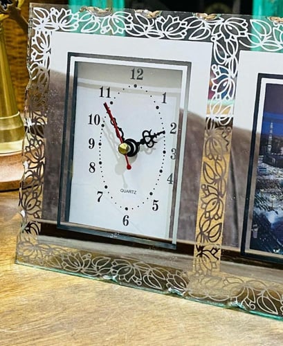 من البنود الجميلة؛ ساعة مكتبية بصورة الحرم المدني...