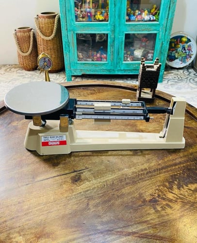 من البنود المميزة؛ ميزان بكفة واحدة من المعدن الثق...