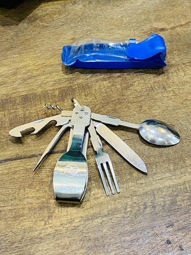 من النوادر؛ سكين رحلات ٦ في ١ يوجد بها مكان لتعليق...