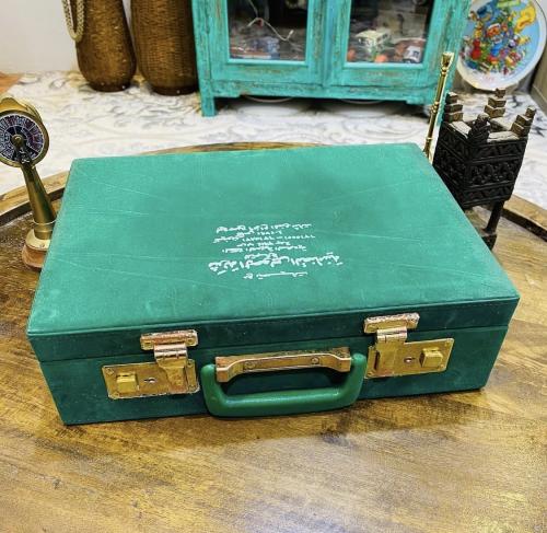 من البنود المميزة؛ شنطة مغطاة بالمخمل أنيقة بقفل...