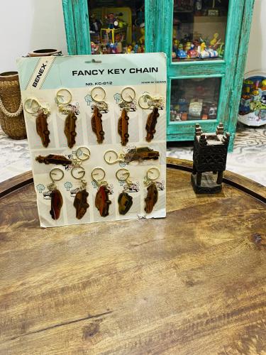 من النوادر؛ تعليقة بداخلها عدد ١٢ ميدالية من المعد...