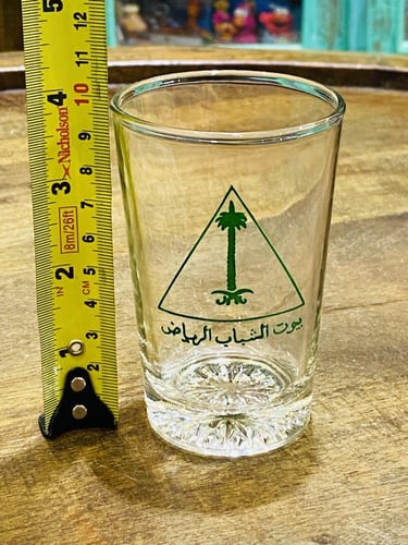 من البنود الشحيحة جداً؛ كأس زجاجي متين بشعار بيوت...