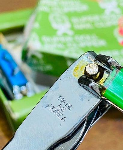 من البنود المميزة؛ كرتون بداخله عدد ١٢ مقص أظافر؛...