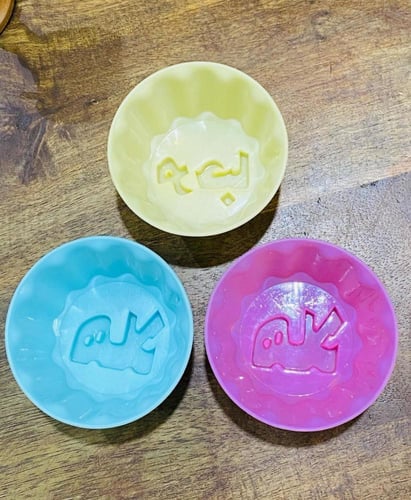 صحن كان يستخدم للكريمة بكلمات ترحيبية مثل هلا و مر...