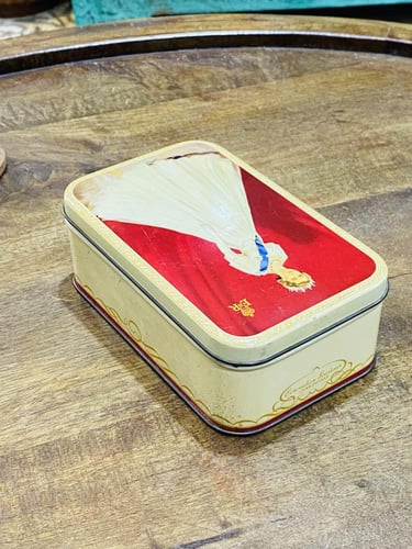 من البنود الشحيحة؛ علبة أصلية قديمة تذكارية لحفل ت...