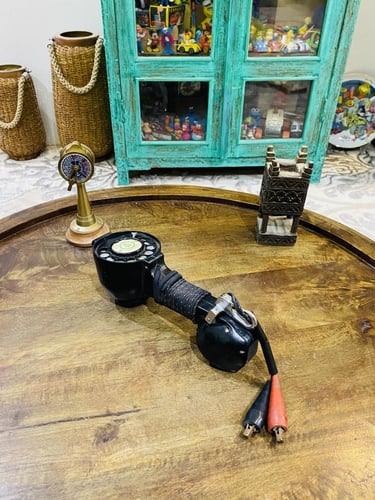 من البنود الشحيحة؛ تليفون بشعار وزارة البرق والبري...