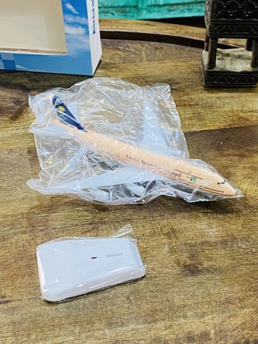 من البنود المميزة؛ مجسم لطائرة الخطوط السعودية مصن...