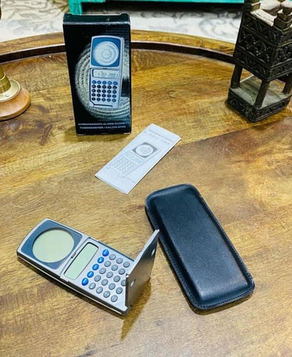 جهاز ٤ في ١ على شكل جوال (ساعة و منبّه و مقياس حرا...