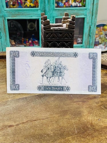 ١٠ دينار ليبي الإصدار الأول بالآية وصورة عمر المخت...