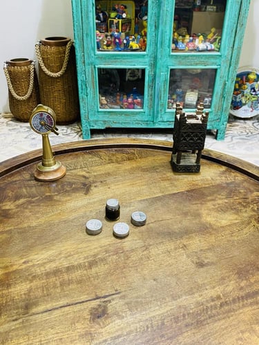 من النوادر؛ عدد ٤ علب صغيرة جداً (واضح حجمها مقارن...