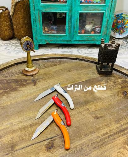 من النوادر؛ سكين أم سهمين بثلاثة ألوان جميلة؛ قديم...