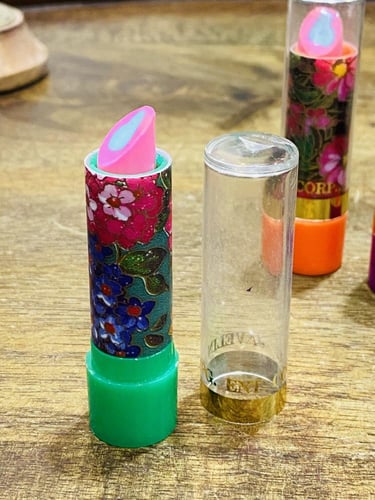 من النوادر؛ مساحة على شكل روج اشتهرت فترة الثمانين...