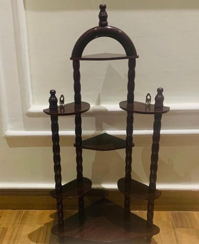 من البنود الشحيحة؛ رف زاوية جداري خشبي فترة الثمان...