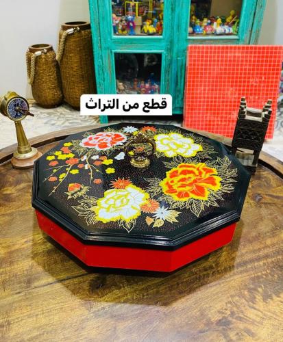 من البنود الشحيحة؛ صينية تقديم؛ برسومات جميلة؛ وقا...