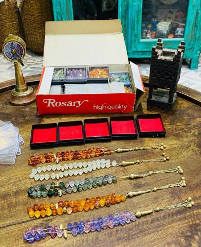 من النوادر؛ سبحة ثقيلة الوزن داخل علية خاصة بألوان...