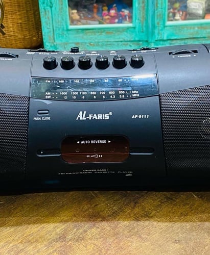 جهاز مشغل كاسيت مع راديو بشكل مميز؛ مخزن بالكرتون...