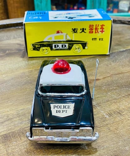 من البنود الشحيحة بهذا الشكل؛ سيارة شرطة صاج؛ قديم...