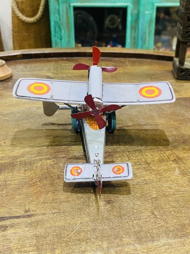 من البنود الشحيحة؛ طائرة أنيقة جداً مصنوعة من الصا...