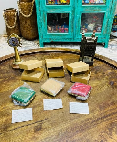 من النوادر بهذا الشكل؛ ساعة الرحلات بالمنبة؛ قديمة...