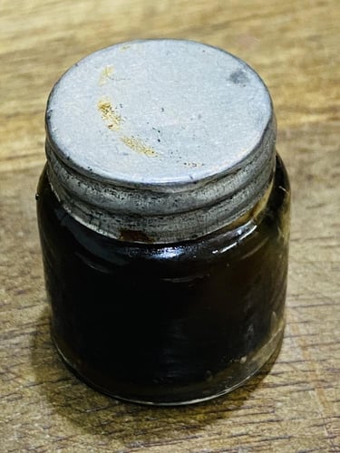 من النوادر؛ عدد ٤ علب صغيرة جداً (واضح حجمها مقارن...