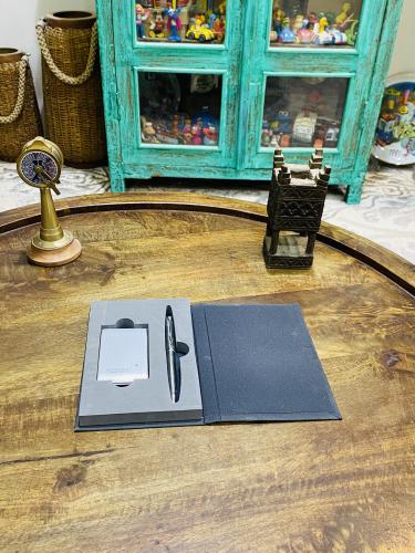 من البنود المميزة؛ مغلف بداخله آلة حاسبة أنيقة جدا...