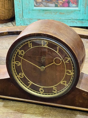 من البنود الشحيحة؛ ساعة أوروبية مكتبية من الخشب تع...