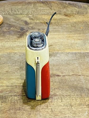 من النوادر؛ راديو صغير الحجم بلونين مميز جداً (الص...