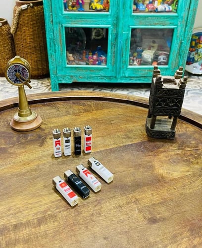 عدد ٤ ولاعات بشعار شركات الدخان؛ السعر للجميع ٤ حب...