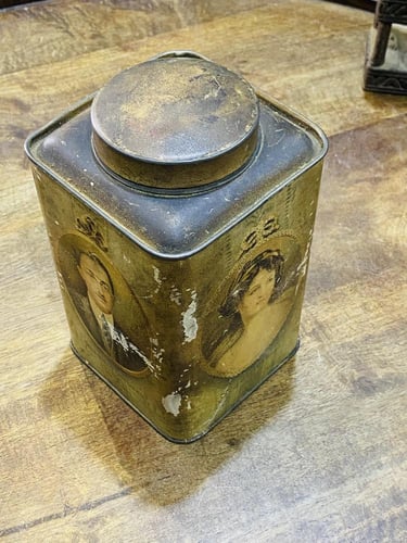 من البنود الشحيحة؛ علبة أصلية قديمة تذكارية صنعت ب...