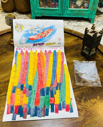 من البنود المميزة؛ تعليقة بالونات مع الوصلات البلا...