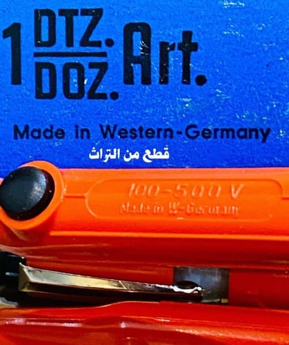 من نوادر المفكات؛ مفك جميل وقديم جداً؛ يخرج بالضغط...