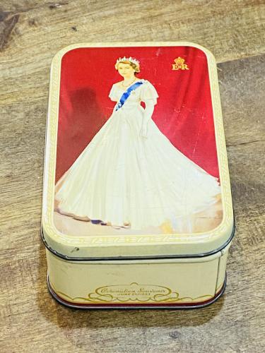 من البنود الشحيحة؛ علبة أصلية قديمة تذكارية لحفل ت...