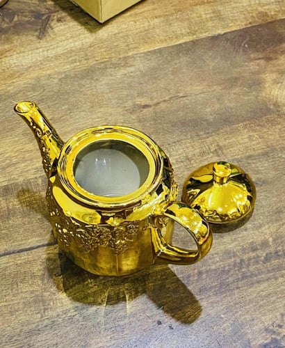 من النوادر؛ إبريق جميل جداً من الخزف بلون مميز؛ يو...