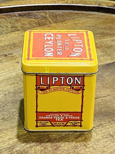 من النوادر؛ علبة معدنية لشاي ليبتون صغيرة الحجم وج...