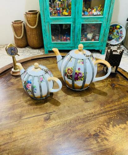 من البنود الشحيحة؛ إبريقين من الخزف برسومات جميلة...