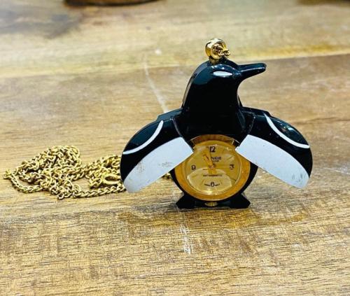 من البنود الشحيحة؛ قلادة بتعليقة على شكل بطريق بدا...