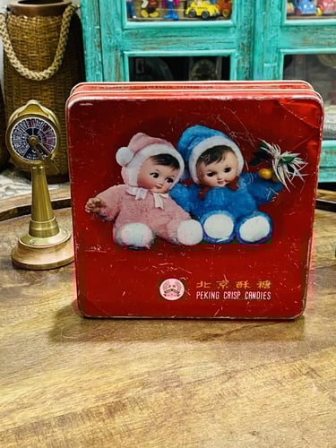 من البنود الشحيحة؛ علبة معدنية قديمة وجميلة جداً؛...