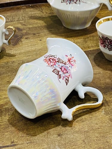 من النوادر؛ طقم خزف مكون من إبريق وسكريّة وعدد ٤ أ...