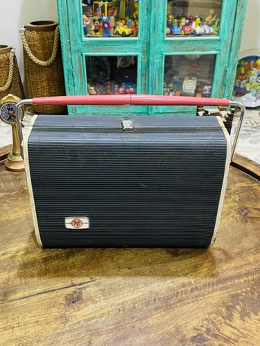 من البنود الشحيحة جدا؛ راديو أنيق عمره أكثر من ٦٠...