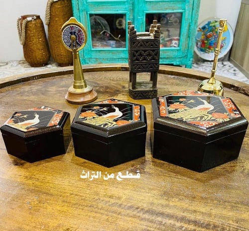 من النوادر؛ عدد ٣ علب قديمة مخزنة لم تستخدم تحمل ر...