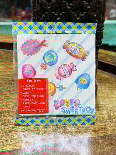 من النوادر؛ مغلفات بداخلها ملصقات بارزة قديمة ومخز...