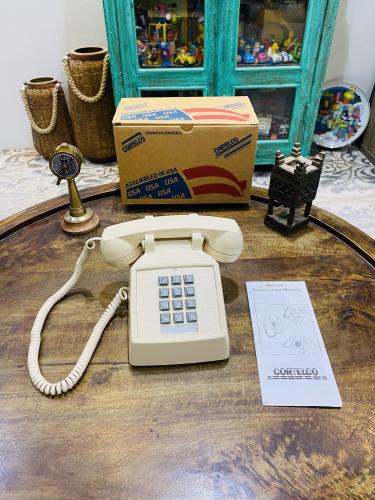 من النوادر؛ تلفون مميز جداً بلون بيج قديم ومخزن با...